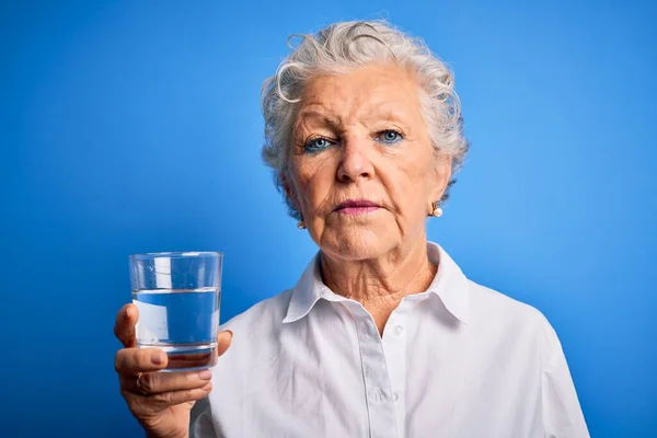 Senior Hermosa Mujer Bebiendo Vaso Agua Pie Sobre Fondo Azul — Foto de Stock