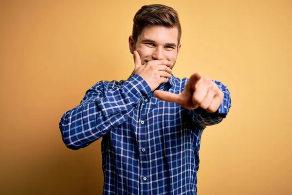 Jonge Blonde Zakenman Met Baard Blauwe Ogen Dragen Shirt Gele — Stockfoto