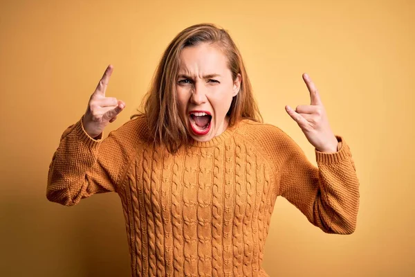 Mladé Krásné Blondýny Žena Sobě Ležérní Svetr Stojící Nad Žlutým — Stock fotografie