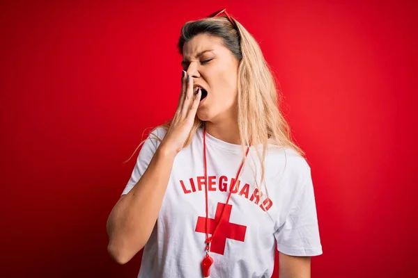 Jeune Belle Femme Blonde Sauveteur Portant Shirt Avec Croix Rouge — Photo