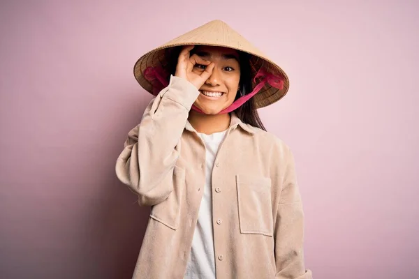Young Beautiful Woman Wearing Traditional Conical Asian Hat Isolated Pink — Stock Photo, Image