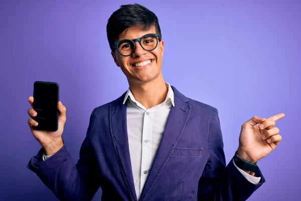 Fiatal Jóképű Üzletember Visel Kabát Szemüveg Gazdaság Smartphone Mutatja Képernyő — Stock Fotó