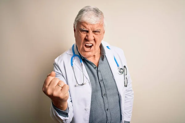 Starszy Przystojny Hoary Lekarz Człowiek Noszący Płaszcz Stetoskop Białym Tle — Zdjęcie stockowe