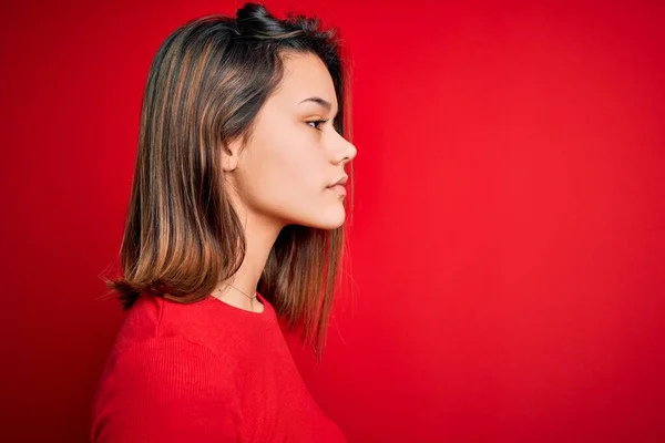 Junge Schöne Brünette Mädchen Tragen Lässige Shirt Über Isolierten Roten — Stockfoto