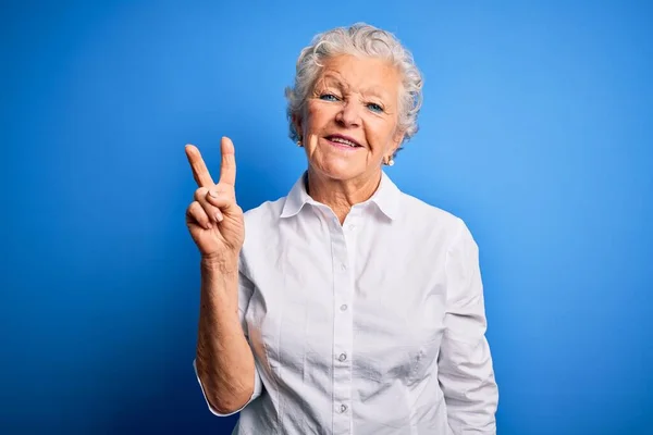 Senior Bela Mulher Vestindo Camisa Elegante Sobre Fundo Azul Isolado — Fotografia de Stock