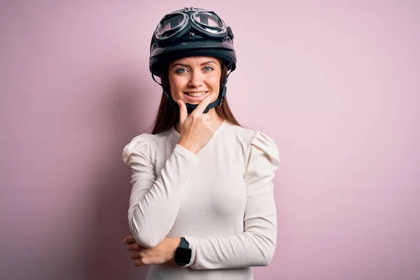 Jovem Bela Mulher Motociclista Com Olhos Azuis Usando Capacete Moto — Fotografia de Stock