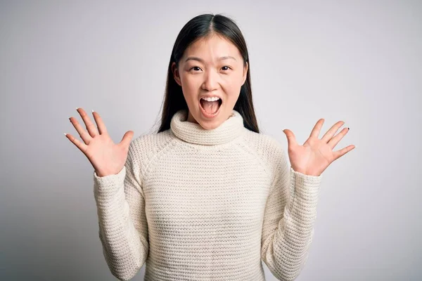 Jonge Mooie Aziatische Vrouw Draagt Casual Trui Staan Geïsoleerde Achtergrond — Stockfoto