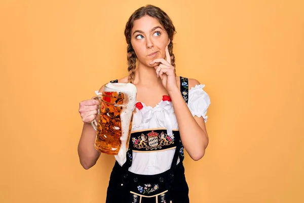 Piękna Blondynka Niemiecka Kobieta Niebieskimi Oczami Sukience Octoberfest Pijąca Słoik — Zdjęcie stockowe