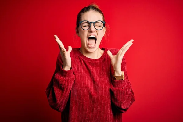 Jeune Belle Femme Rousse Portant Pull Décontracté Sur Fond Rouge — Photo