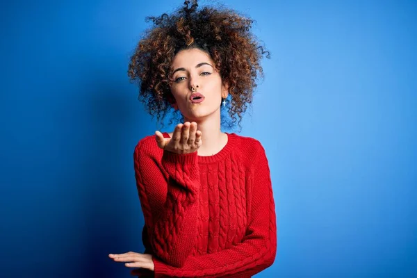 Joven Hermosa Mujer Con Pelo Rizado Piercing Usando Suéter Rojo — Foto de Stock