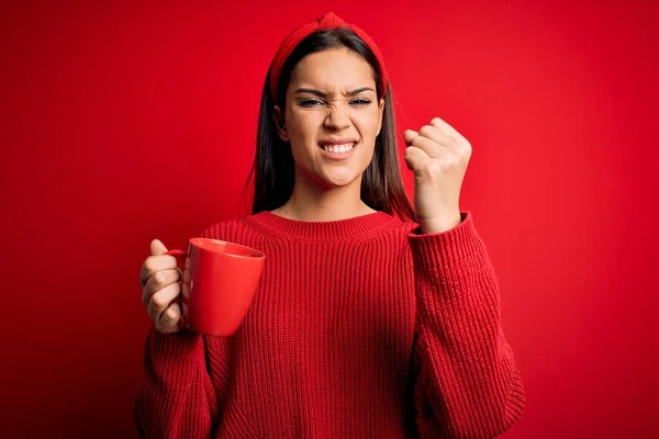 Ung Vacker Brunett Kvinna Dricka Mugg Med Kaffe Över Isolerad — Stockfoto