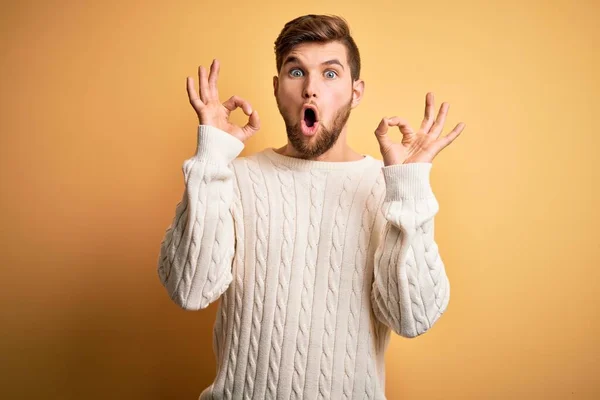 Ung Blond Mand Med Skæg Blå Øjne Iført Hvid Sweater - Stock-foto