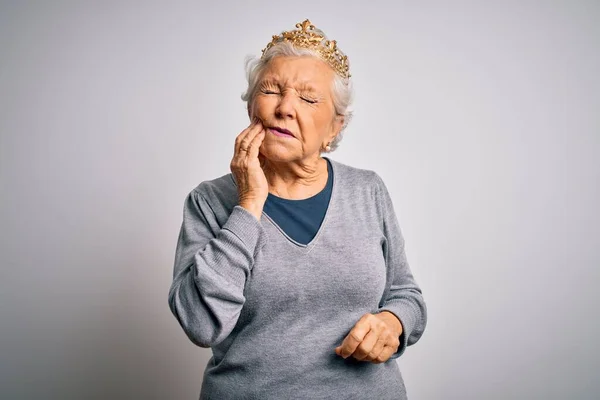 Senior Mooie Grijs Harige Vrouw Dragen Gouden Koningin Kroon Witte — Stockfoto