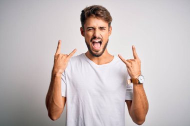 Sakallı, sıradan tişörtlü, beyaz arka planda dikilmiş çılgın bir ifadeyle elleri havada rock sembolü yaparak bağıran yakışıklı bir genç. Müzik yıldızı. Ağır konsept.