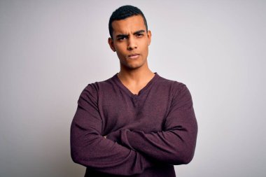 Genç, yakışıklı, Afro-Amerikan bir adam beyaz arka plan kuşkucu ve gergin üzerine sıradan bir kazak giyiyor. Yüzünde çapraz kollarla onaylamayan bir ifade var. Negatif kişi.
