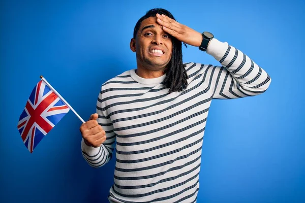 Fiatal Afro Amerikai Hazafi Raszta Hajú Egyesült Királysági Zászlót Tartó — Stock Fotó