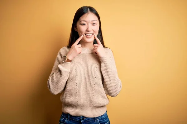 Giovane Bella Donna Asiatica Indossa Maglione Casual Sfondo Giallo Isolato — Foto Stock