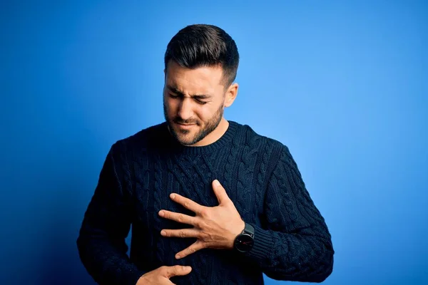 Homem Bonito Jovem Vestindo Camisola Casual Sobre Fundo Azul Isolado — Fotografia de Stock