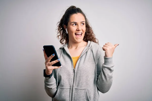 Bonita Esportista Com Cabelos Cacheados Ouvindo Música Usando Smartphone Fones — Fotografia de Stock