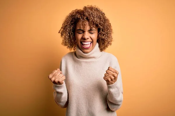 Jovem Bela Mulher Afro Americana Vestindo Camisola Gola Alta Sobre — Fotografia de Stock