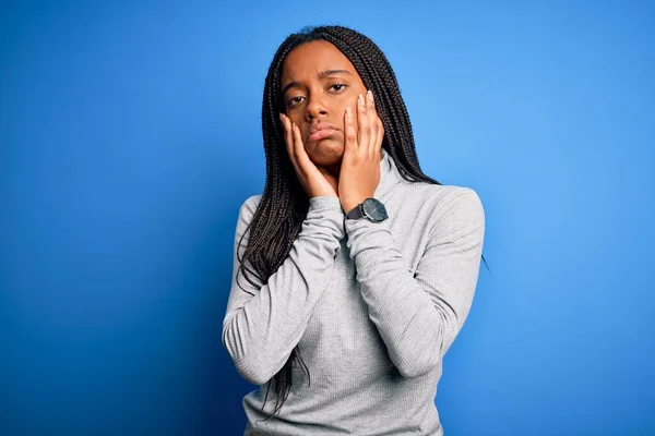 Mujer Afroamericana Joven Pie Con Cuello Alto Casual Sobre Fondo —  Fotos de Stock