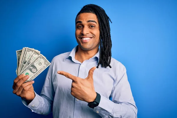 Jovem Afro Americano Africano Homem Com Dreadlocks Segurando Dólares Sobre — Fotografia de Stock