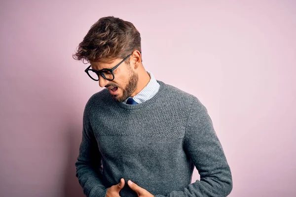 Sakallı Gözlüklü Süveterli Genç Bir Adam Pembe Arka Planda Elleri — Stok fotoğraf