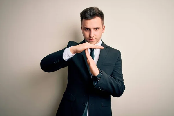 Joven Hombre Negocios Guapo Con Traje Elegante Corbata Sobre Fondo —  Fotos de Stock