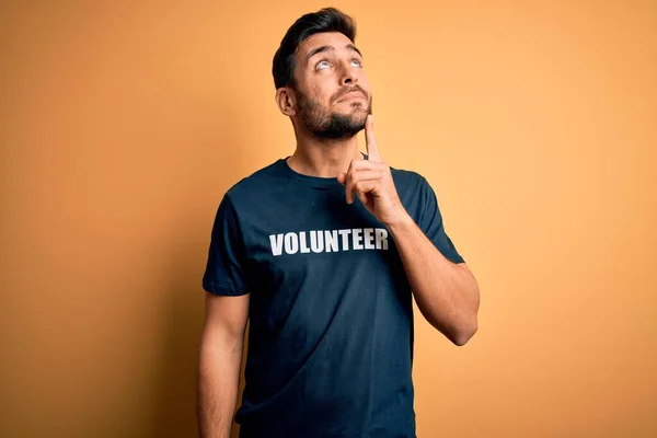턱수염을 잘생긴 자발적으로 티셔츠를 질문에 생각하고 스러운 아이디어를 가지고 봉사를 — 스톡 사진