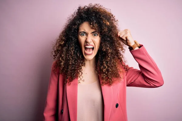 Giovane Bella Donna Affari Con Capelli Ricci Piercing Indossa Giacca — Foto Stock