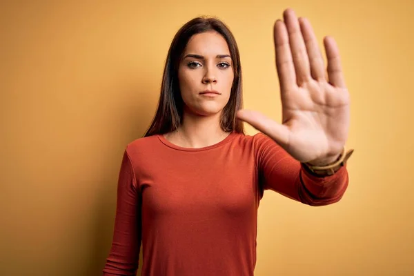 Joven Mujer Morena Hermosa Con Camiseta Casual Pie Sobre Fondo —  Fotos de Stock