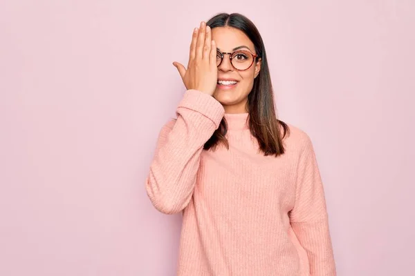 Jovem Bela Mulher Morena Vestindo Camisola Casual Óculos Sobre Fundo — Fotografia de Stock