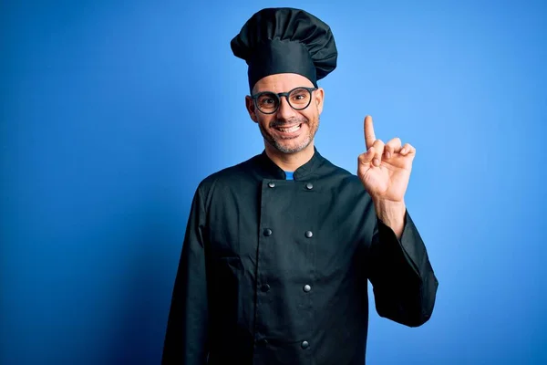 Joven Guapo Chef Hombre Con Uniforme Cocina Sombrero Sobre Fondo —  Fotos de Stock