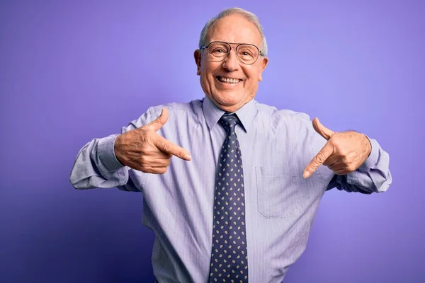 Siwy Starszy Biznesmen Okularach Stojący Nad Fioletowym Odizolowanym Tłem Uśmiechem — Zdjęcie stockowe