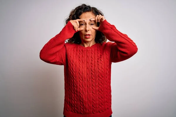 Middelbare Leeftijd Brunette Vrouw Dragen Casual Trui Staan Geïsoleerde Witte — Stockfoto