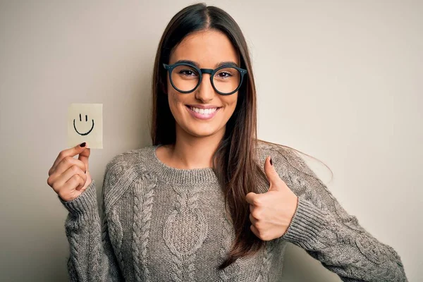 Młoda Piękna Brunetka Kobieta Nosi Okulary Trzymając Papier Uśmiechem Emoji — Zdjęcie stockowe