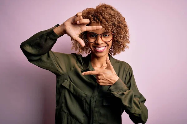 Fiatal Gyönyörű Afro Amerikai Visel Alkalmi Ing Szemüveg Felett Rózsaszín — Stock Fotó