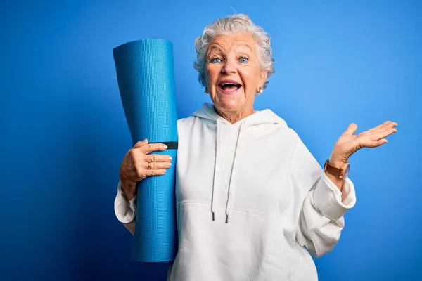 Üst Düzey Güzel Kadın Yoga Için Minder Tutuyor Mavi Arka — Stok fotoğraf