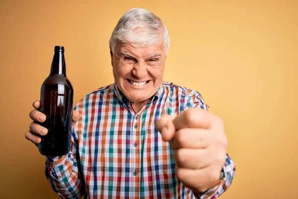 Älterer Gutaussehender Mann Der Eine Flasche Bier Trinkt Und Vor — Stockfoto