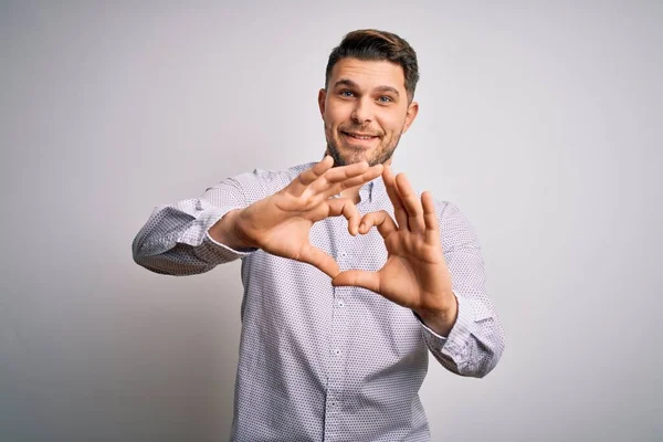 Joven Hombre Negocios Con Ojos Azules Pie Sobre Fondo Aislado — Foto de Stock