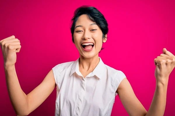 평상치 여름옷을 고립된 분홍색 아름다운 아시아 소녀는 성공을 축하하며 놀라고 — 스톡 사진