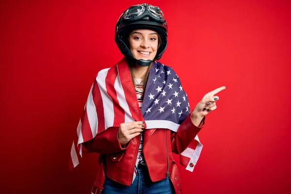 Ung Vacker Patriotisk Motorcyklist Kvinna Bär Motorcykel Hjälm Och Usa — Stockfoto