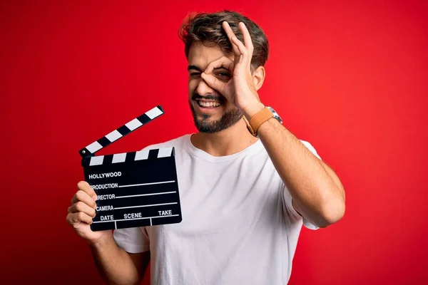 Joven Director Hombre Con Barba Haciendo Película Usando Clapboard Sobre —  Fotos de Stock