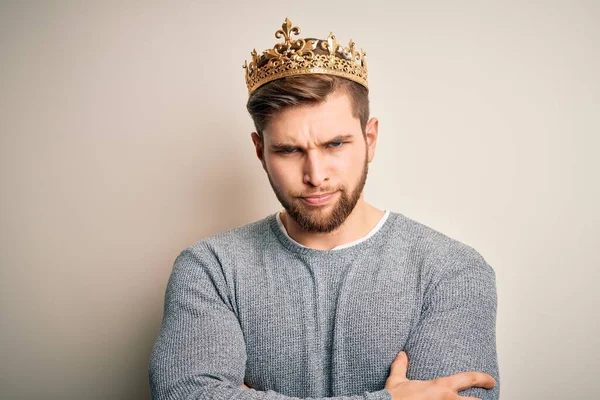 Jonge Blonde Man Met Baard Blauwe Ogen Met Gouden Kroon — Stockfoto