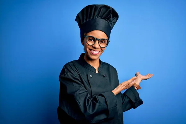 Ung Afrikansk Amerikansk Kock Kvinna Bär Spis Uniform Och Hatt — Stockfoto