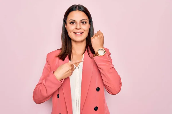 Young Beautiful Brunette Businesswoman Wearing Elegant Jacket Isolated Pink Background — Stock Photo, Image