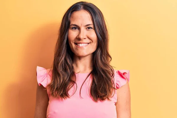 Young Beautiful Brunette Woman Wearing Pink Casual Shirt Standing Yellow — Stock Photo, Image