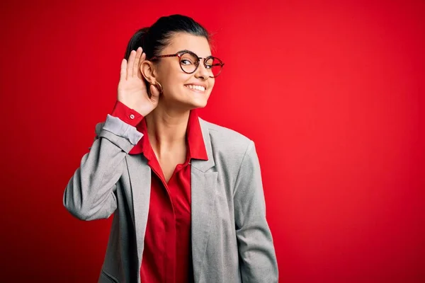 Joven Mujer Negocios Morena Hermosa Con Chaqueta Gafas Sobre Fondo — Foto de Stock