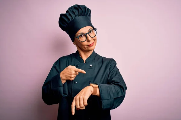 Orta Yaşlı Esmer Kadın Aşçı Üniforması Giyiyor Pembe Arka Planda — Stok fotoğraf
