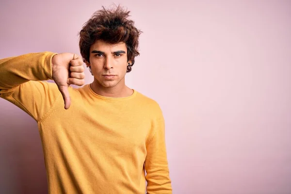 Homem Bonito Jovem Vestindo Shirt Casual Amarelo Sobre Fundo Rosa — Fotografia de Stock